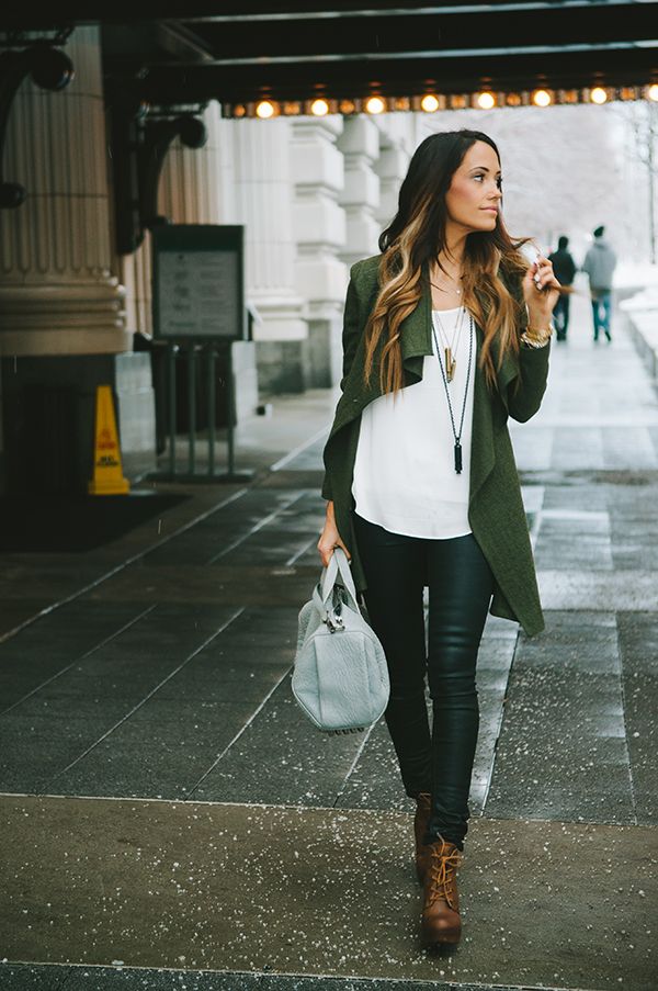 fashionable woman walk on sidewalk.
